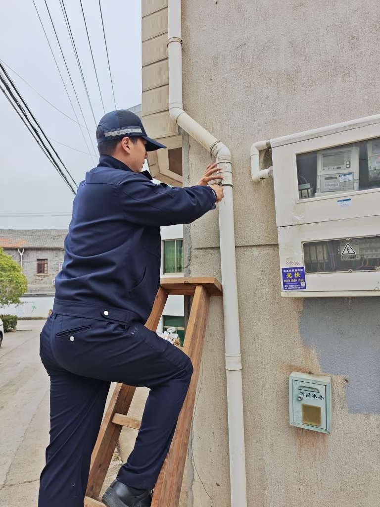 民警爬高为独居老人“拴”住安全感