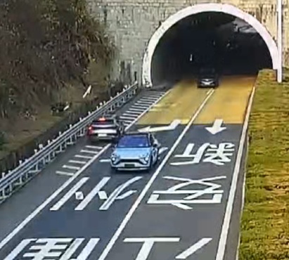 一司机在高速上逆行，还把责任归咎于导航系统！杭州高速交警怒斥：拿别人的生命开玩笑