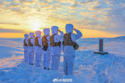 子弟兵踏雪巡逻守护祖国边疆
