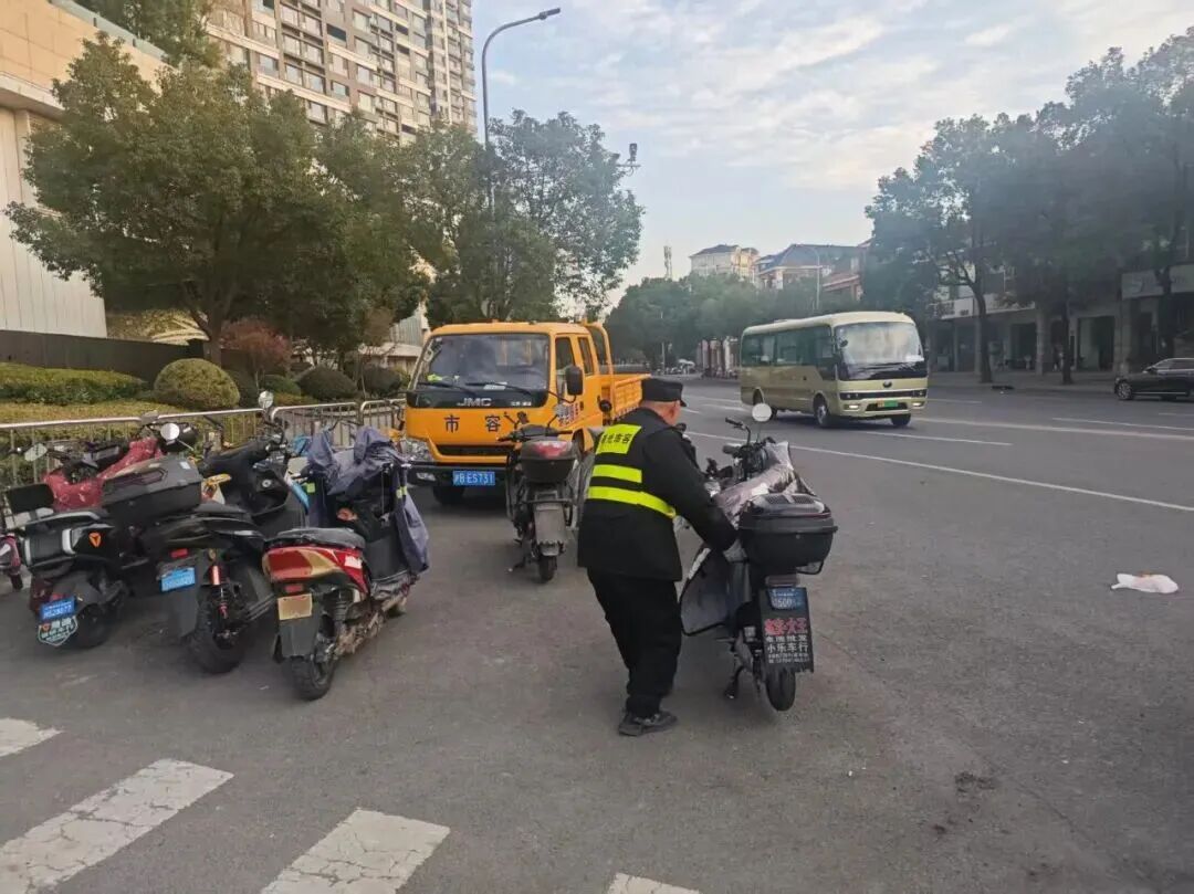 影响市容、占用通行空间,地铁站附近非机动车乱停放有何解? 影响市容、占用通行空间,地铁站附近非机动车乱停放有何解?