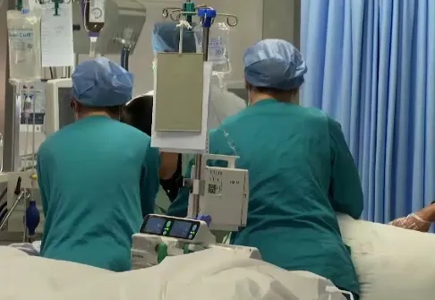 73岁老人吃年糕卡喉，家属施救操作不当致其胃部撕裂，医生提醒海姆立克急救法注意事项