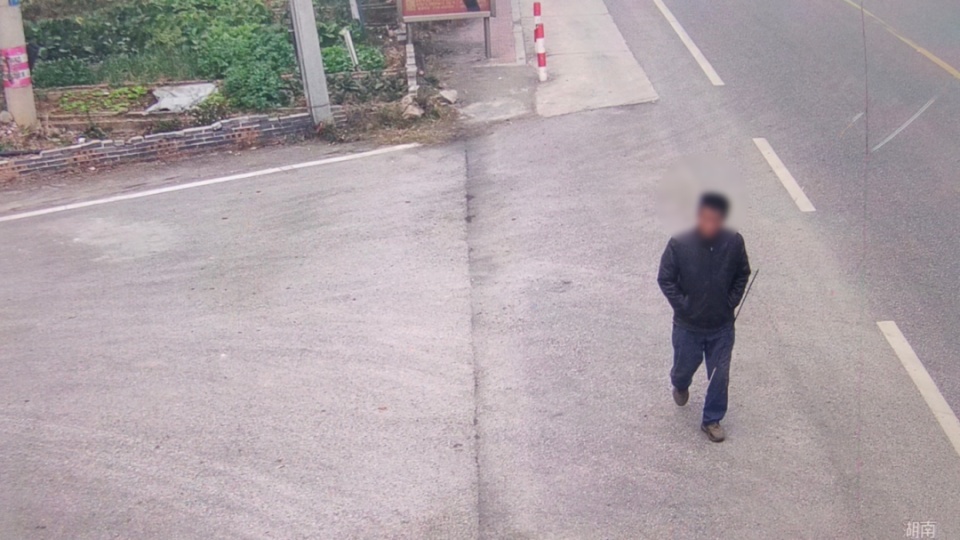 男子生病怕拖累家人，留下深情遗书后徒步回老家，民警追到时他已靠面包红薯走了22天