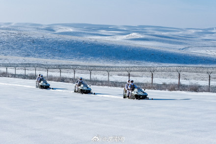 子弟兵踏雪巡逻守护祖国边疆