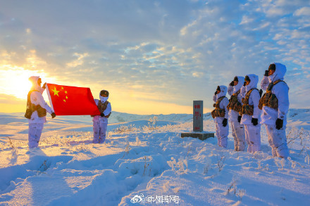 子弟兵踏雪巡逻守护祖国边疆