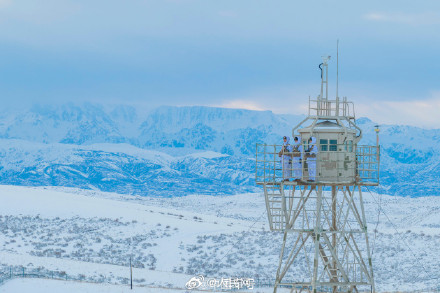 子弟兵踏雪巡逻守护祖国边疆