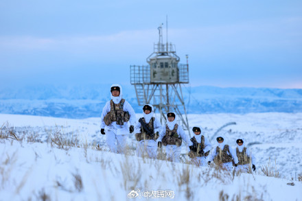 子弟兵踏雪巡逻守护祖国边疆