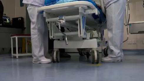 73岁老人吃年糕卡喉，家属施救操作不当致其胃部撕裂，医生提醒海姆立克急救法注意事项