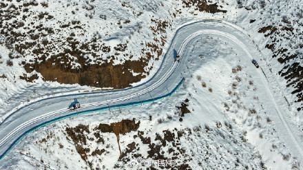 子弟兵踏雪巡逻守护祖国边疆