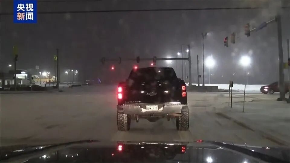 冬季风暴致美国超13000架次航班被取消，多州进入紧急状态，在美华人：各大超市被搬空，有超市限流、买水限购，水、牛奶、鸡蛋等被哄抢