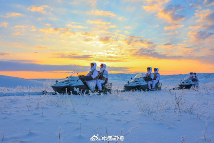 子弟兵踏雪巡逻守护祖国边疆