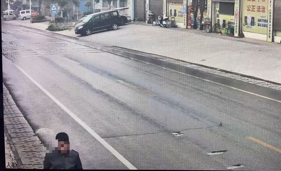 男子生病怕拖累家人，留下深情遗书后徒步回老家，民警追到时他已靠面包红薯走了22天