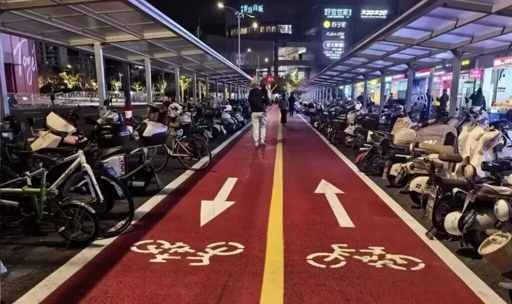 影响市容、占用通行空间,地铁站附近非机动车乱停放有何解? 影响市容、占用通行空间,地铁站附近非机动车乱停放有何解?