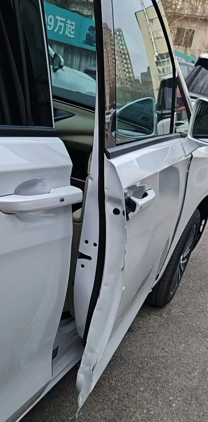 新车买来6天，4S店销售员一个没注意撞了！贬值3.5万谁来承担？