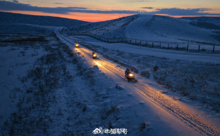 子弟兵踏雪巡逻守护祖国边疆