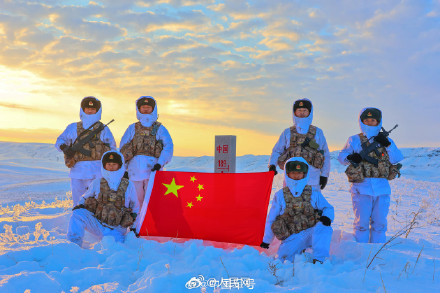 子弟兵踏雪巡逻守护祖国边疆
