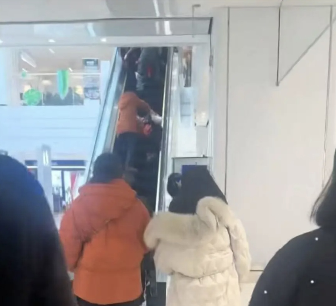 商场内女子推轮椅上扶梯发生意外，3人摔落！