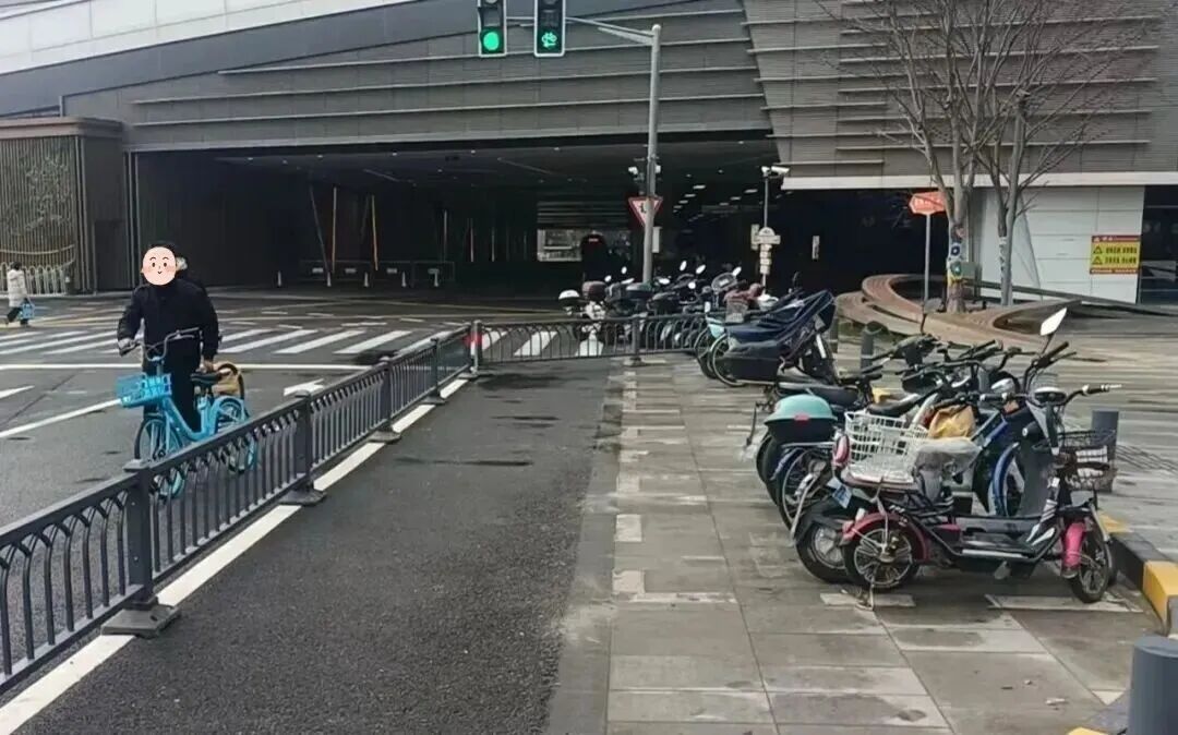 影响市容、占用通行空间,地铁站附近非机动车乱停放有何解? 影响市容、占用通行空间,地铁站附近非机动车乱停放有何解?