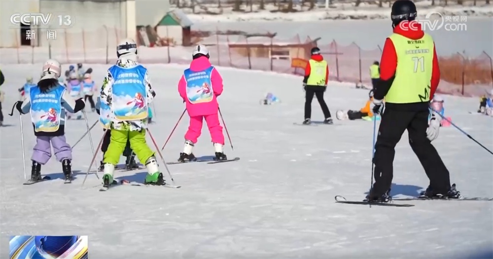 “冰雪+文旅”激发冬日经济热“雪”沸腾 冰雪产业成开年经济“强劲引擎”