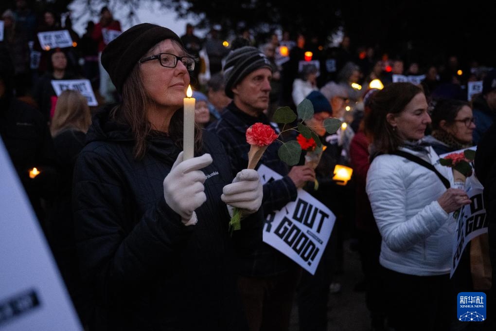 美国旧金山：烛光悼念明尼阿波利斯移民执法枪击事件死者