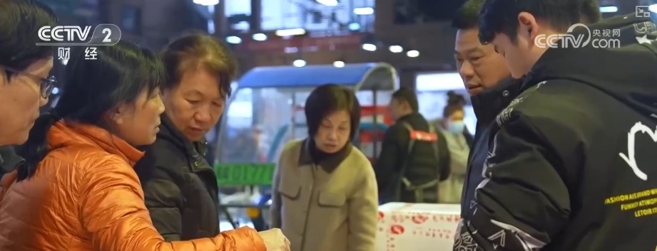 “鲜”货直达“拍”向餐桌 节前水产市场供需两旺“高端年货”交易量增长