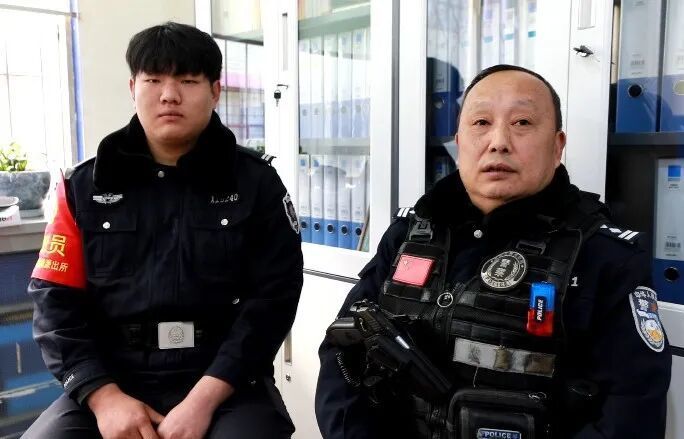 惊险！女孩悬挂三楼窗外……