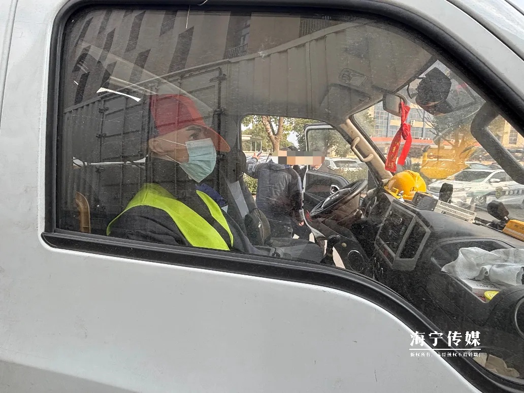 副驾坐的不是“活人”！浙江海宁查获一辆危化品运输车，公安已扣车