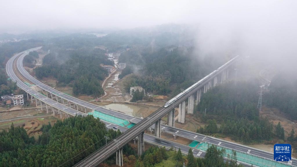 湖南隆回：G59新新高速公路全线建成通车