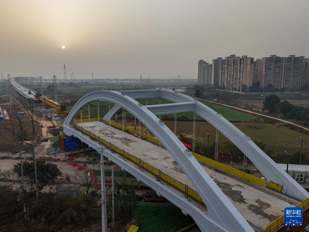 成渝中线高铁龙泉特大桥系杆拱施工完成