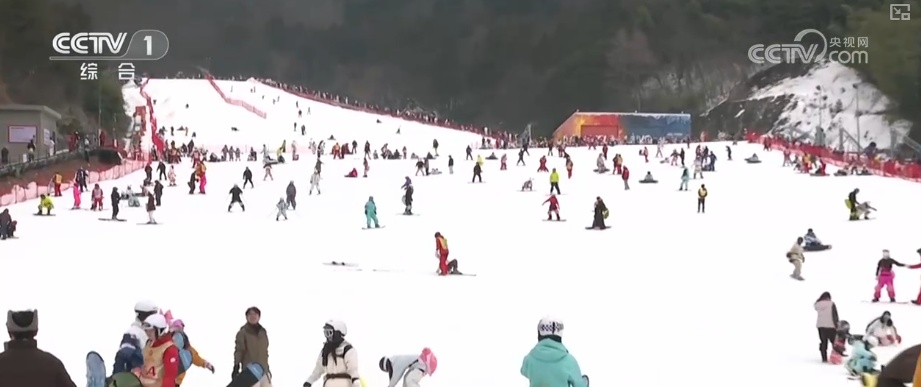 “家门口”冰雪运动激发消费新需求 冰雪经济为消费市场注入强劲“热”活力