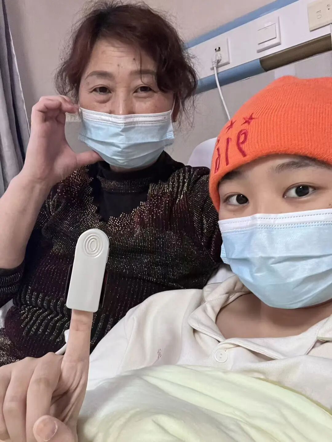 全网紧急寻亲！21岁女大学生患白血病急需骨髓移植，襁褓字条藏身世之谜