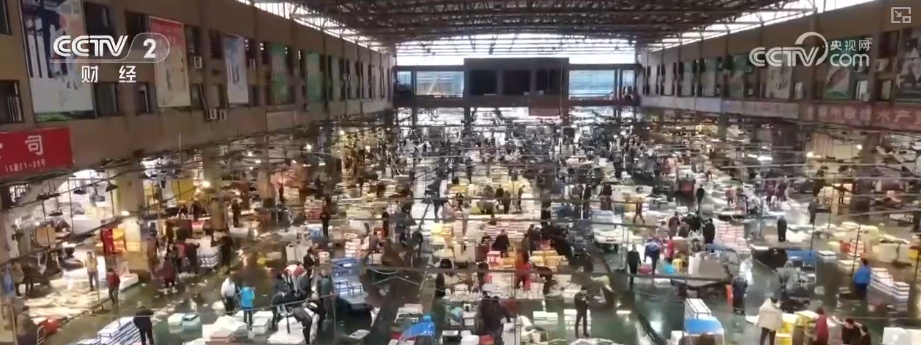 “鲜”货直达“拍”向餐桌 节前水产市场供需两旺“高端年货”交易量增长