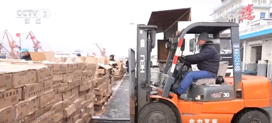 “鲜”货直达“拍”向餐桌 节前水产市场供需两旺“高端年货”交易量增长