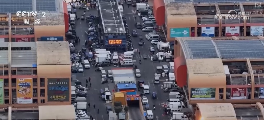 “鲜”货直达“拍”向餐桌 节前水产市场供需两旺“高端年货”交易量增长