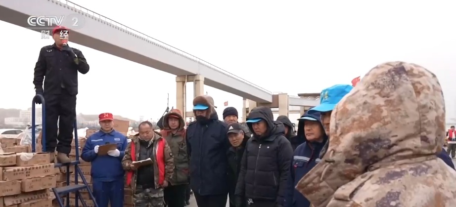 “鲜”货直达“拍”向餐桌 节前水产市场供需两旺“高端年货”交易量增长