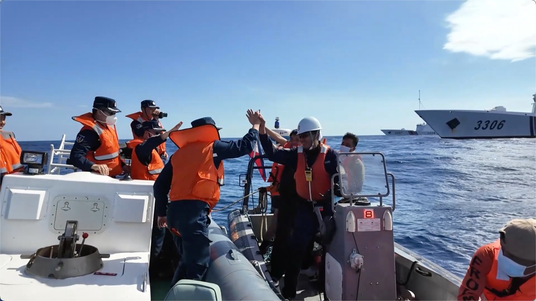 “感谢中国海警,我们安全了!” “感谢中国海警,我们安全了!”