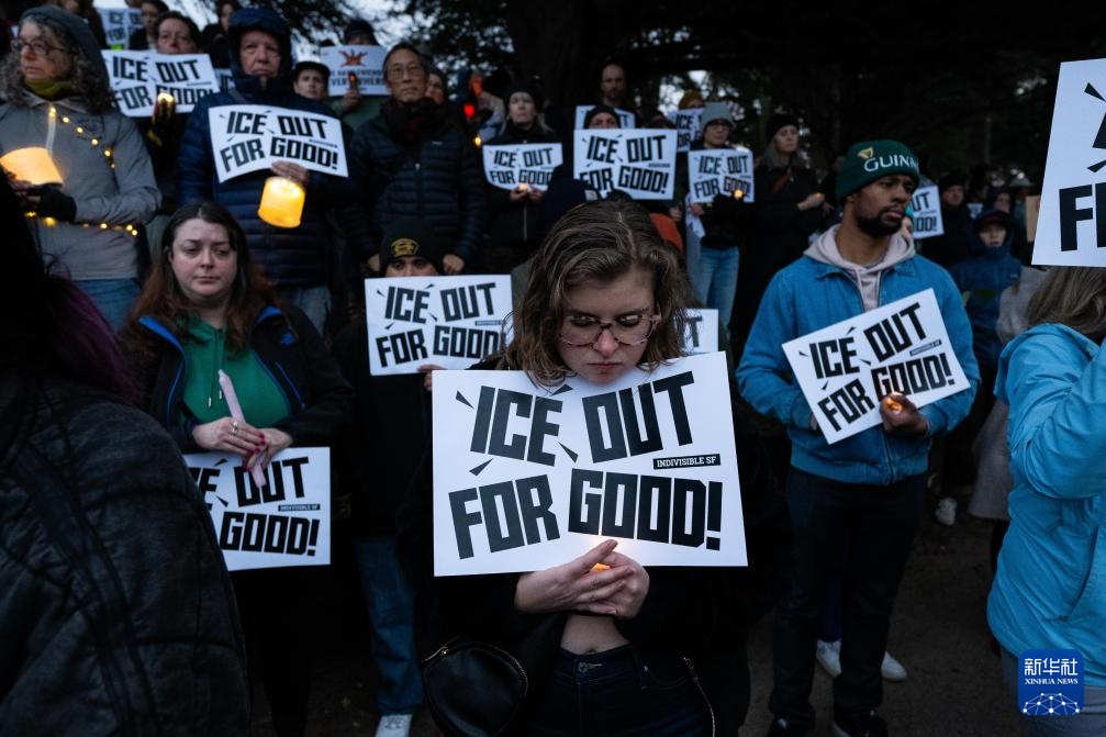 美国旧金山：烛光悼念明尼阿波利斯移民执法枪击事件死者