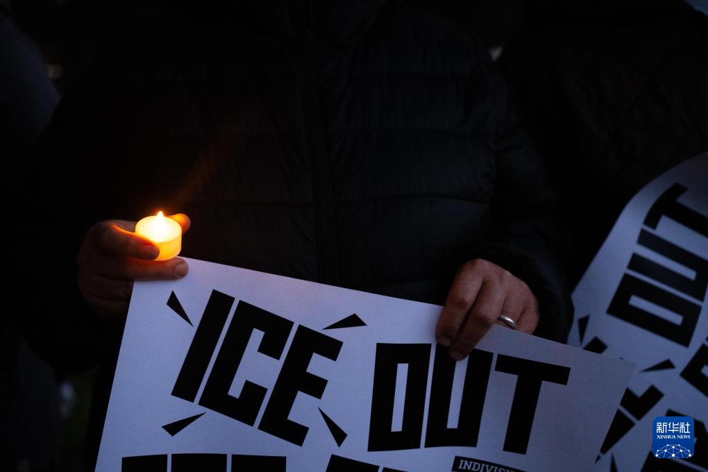 美国旧金山：烛光悼念明尼阿波利斯移民执法枪击事件死者