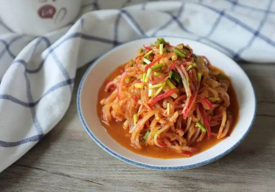 隔夜剩菠菜、剩凉菜……这6种剩菜，吃了容易中毒！看完赶紧倒掉→