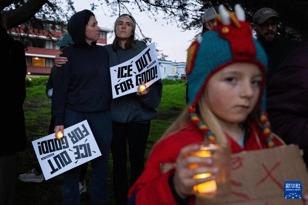 美国旧金山：烛光悼念明尼阿波利斯移民执法枪击事件死者