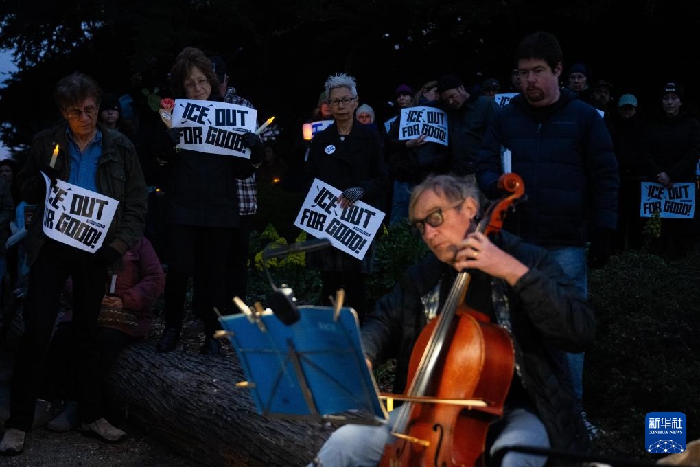 美国旧金山：烛光悼念明尼阿波利斯移民执法枪击事件死者
