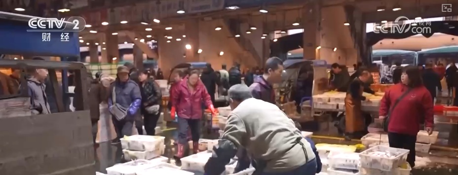 “鲜”货直达“拍”向餐桌 节前水产市场供需两旺“高端年货”交易量增长