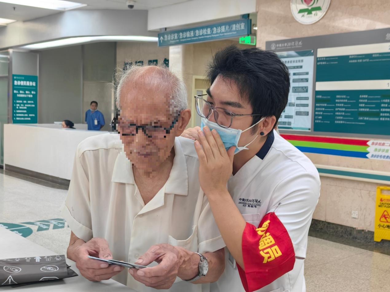 “红袖章”制度彰显急诊温情 护士全程陪伴温暖患者就医