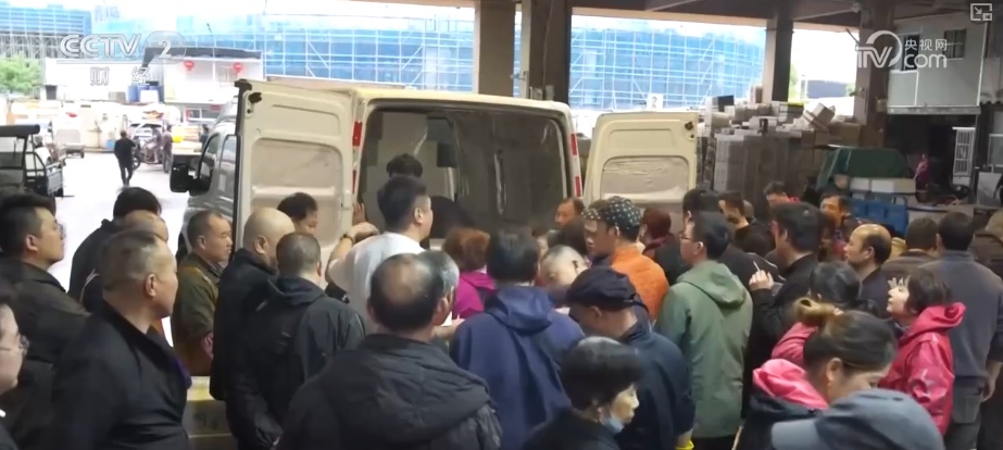 “鲜”货直达“拍”向餐桌 节前水产市场供需两旺“高端年货”交易量增长