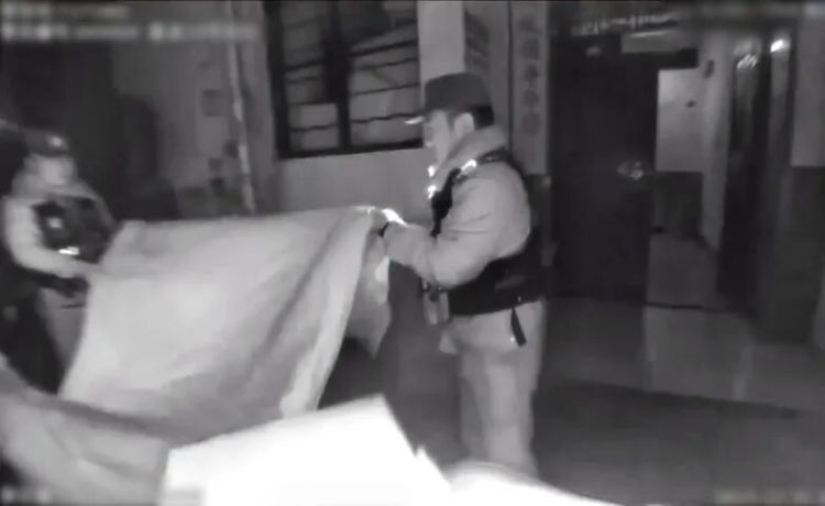 惊险！女孩悬挂三楼窗外……