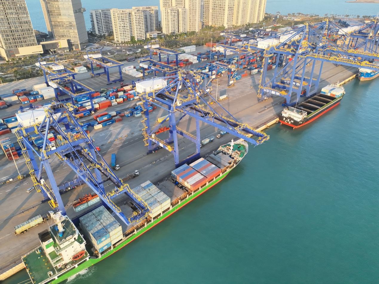 海口秀英港区“二线口岸”首单集装箱货物装船出岛 海口秀英港区“二线口岸”首单集装箱货物装船出岛