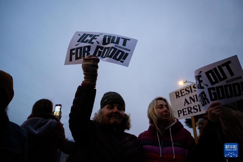 美国旧金山：烛光悼念明尼阿波利斯移民执法枪击事件死者