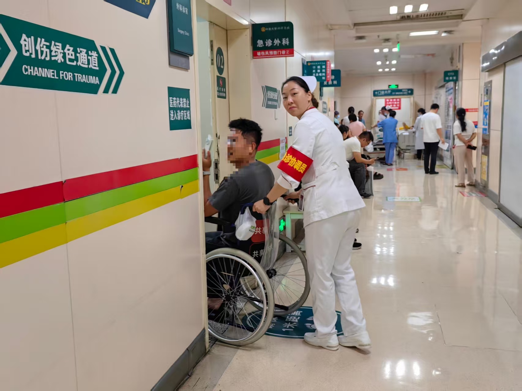 “红袖章”制度彰显急诊温情 护士全程陪伴温暖患者就医