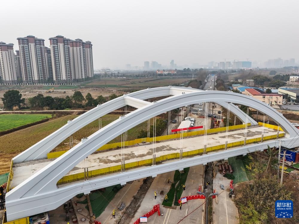 成渝中线高铁龙泉特大桥系杆拱施工完成