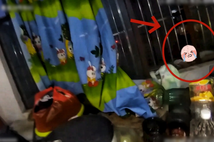 惊险！女孩悬挂三楼窗外……