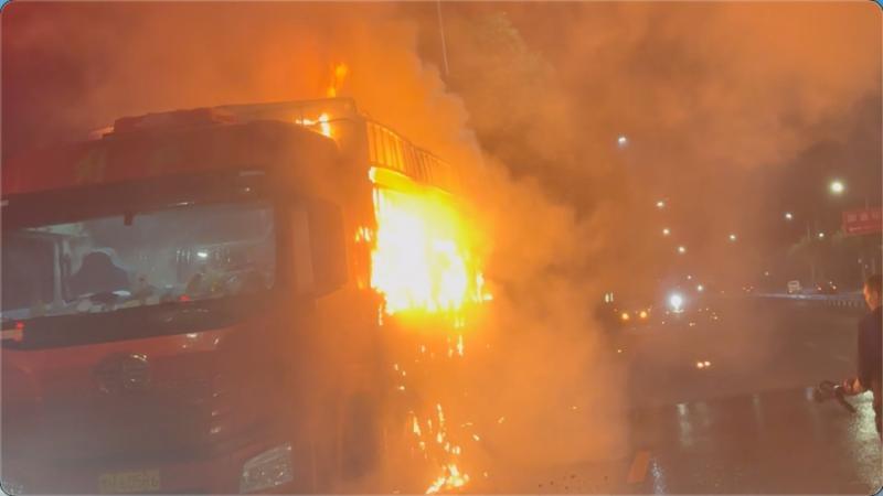江西九江:货车起火直驱消防队 消防员快速处置火情 江西九江:货车起火直驱消防队 消防员快速处置火情